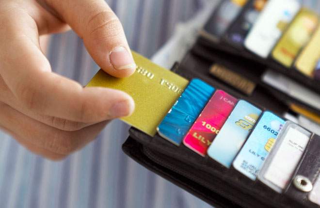 Miễn giảm lệ phí tín dụng hằng năm, được hay không?